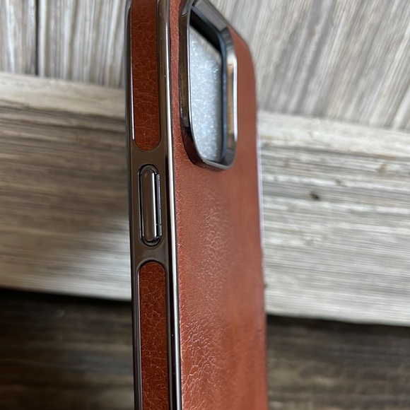 iPhone 12 6.1 inch screen leather case - Picture 3 of 6